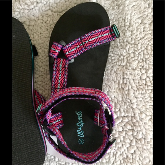 Adjustable strap sandals. - Picture 3 of 6
